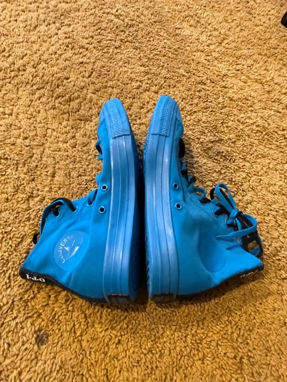 Converse vibrant blue